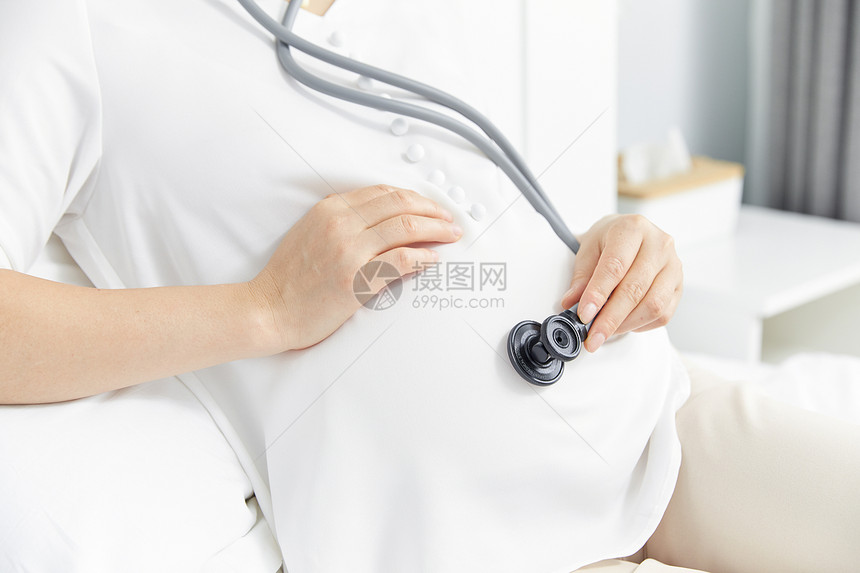 孕妇用听诊器听自己胎动图片