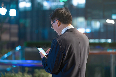 夜景商务男性加班使用手机背影城市高清图片素材