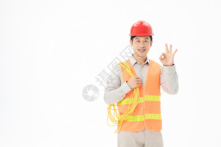 维修工人拿着电线OK手势图片