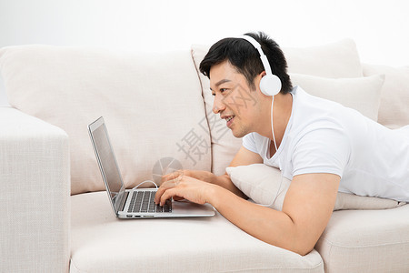 青年男性居家上网听音乐图片