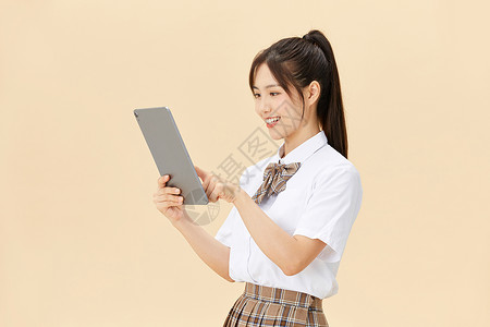 学生Ipad拿着平板电脑的女学生背景