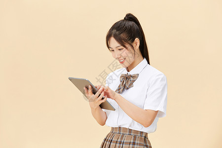 学生Ipad拿着平板电脑的女学生背景