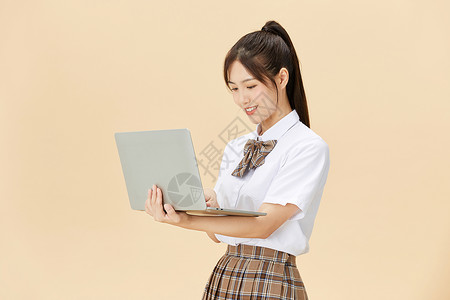 拿着笔记本电脑的女学生亚洲人高清图片素材