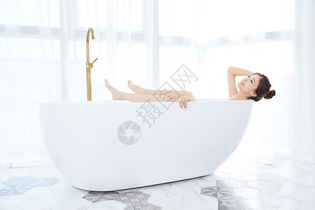 美女躺在浴缸洗泡泡浴模特高清图片素材