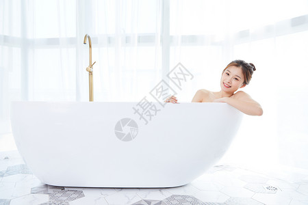 美女躺在浴缸洗泡泡浴背景图片
