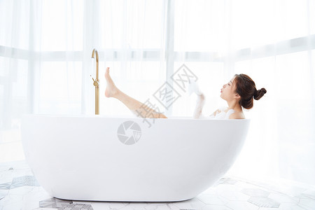 美女躺在浴缸洗泡泡浴背景图片