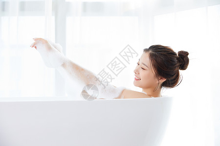 美女躺在浴缸洗泡泡浴生活高清图片素材