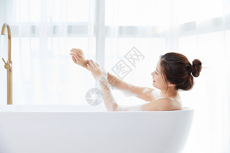 浴室人美女躺在浴缸洗泡泡浴背景