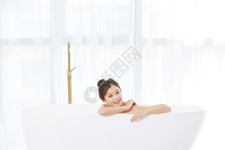 女性躺在浴缸里洗泡泡浴女人高清图片素材