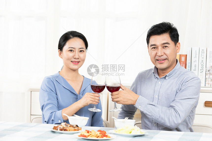 夫妻餐桌喝酒图片