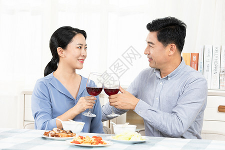 夫妻餐桌喝酒图片