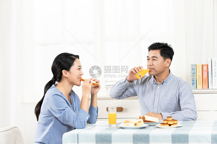 夫妻吃早餐图片