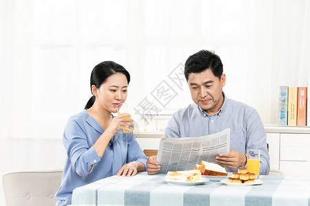 夫妻早餐看报纸背景