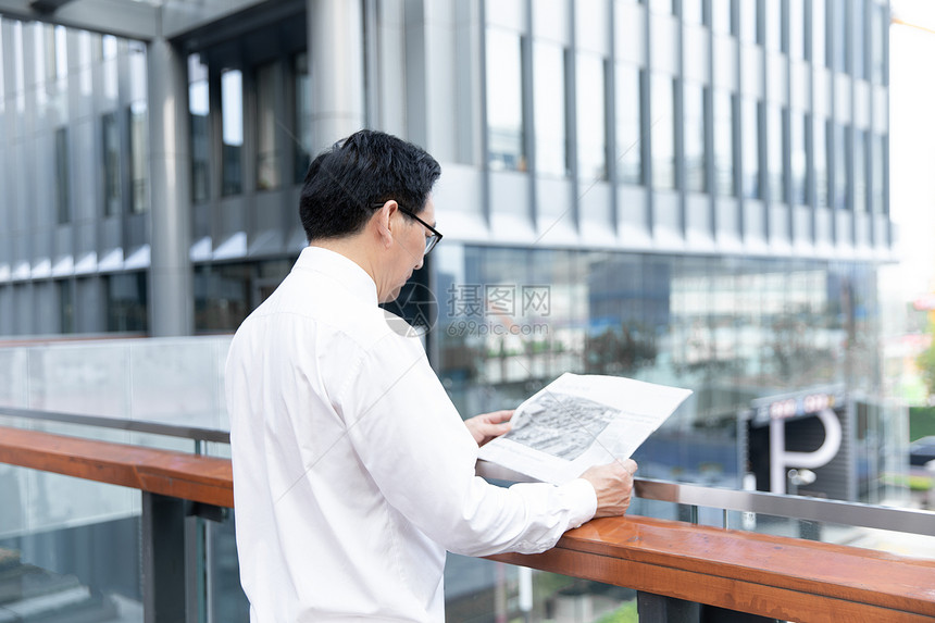 商务男性看报纸图片