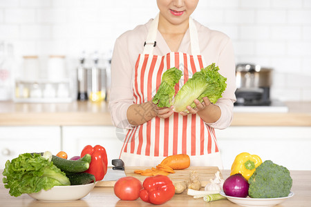 妻子做饭特写图片