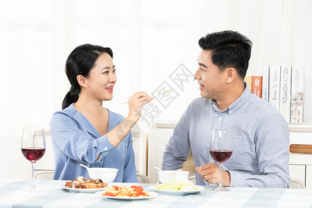 中年夫妻喂饭中国人高清图片素材
