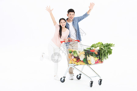 年轻夫妻超市购物图片