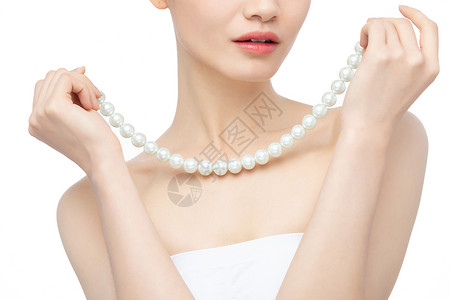 美女带着珍珠项链背景图片