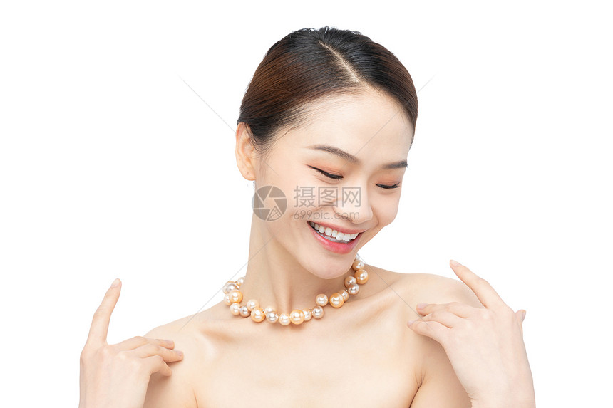 美女戴着珍珠珠宝项链图片