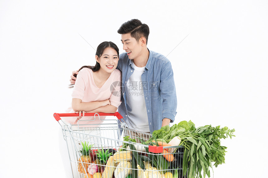 年轻夫妻推购物车买菜图片