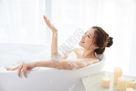 浴室人美女躺在浴缸洗泡泡浴背景