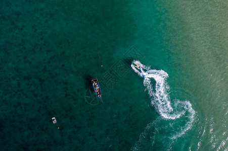 碧绿的海水上摩托快艇背景