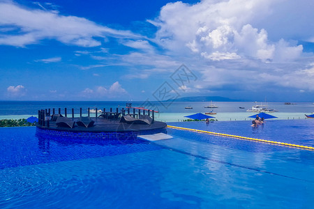 泰国普吉岛环境优美的度假村无边游泳池大海高清图片素材