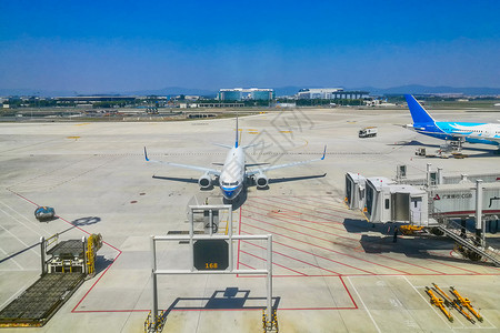 繁忙的广州白云机场停机坪高清图片