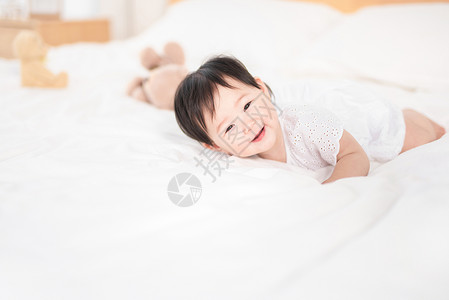 婴儿在床上爬行背景图片