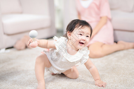 女婴在地毯上爬高清图片