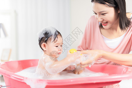 熟睡小宝宝妈妈给宝宝洗泡泡浴背景