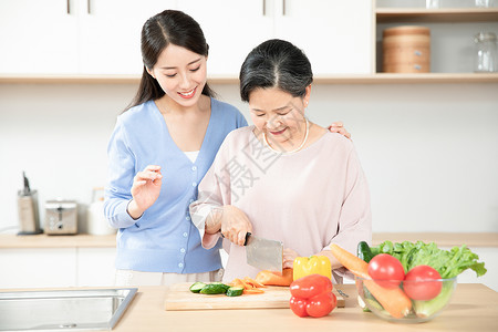 母女厨房切菜图片