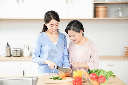 母女厨房切菜背景图片