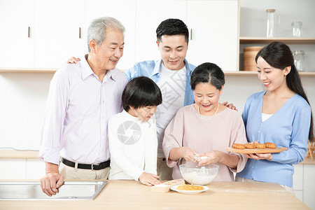 一家人中秋节一起做月饼图片