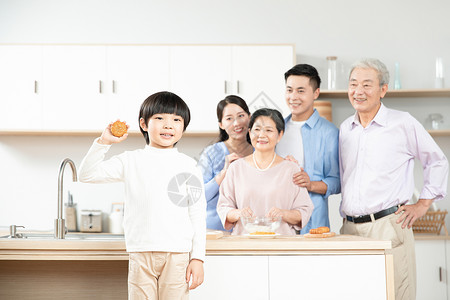 一家人中秋节一起做月饼图片