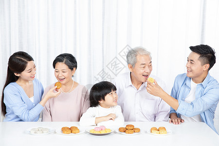 全家人一起吃月饼图片素材