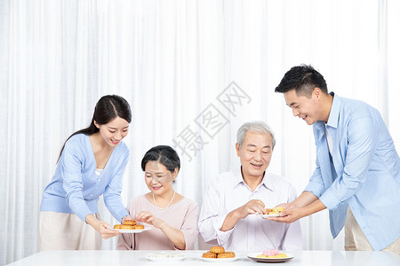 一家人中秋节吃月饼图片