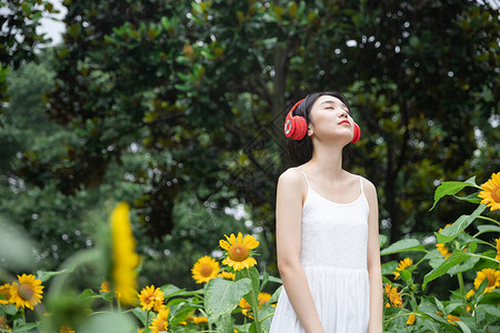 向日葵中戴耳机的少女图片