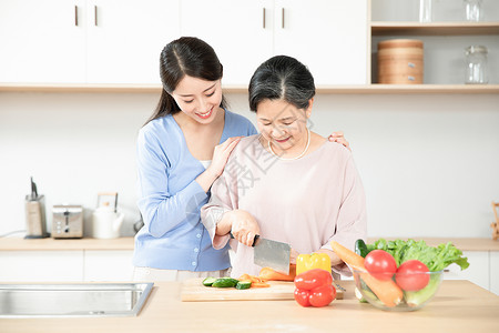 女儿和妈妈一起做饭模特高清图片素材