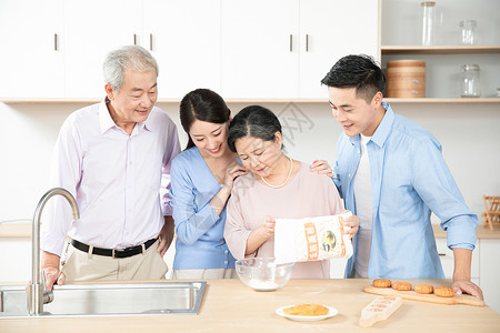 一家人中秋节一起做饭高清图片