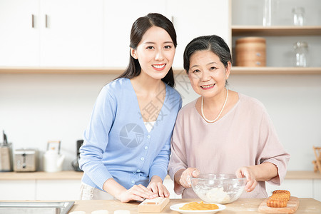 厨房里母女女儿和妈妈一起做月饼背景