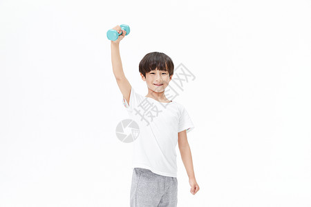 男孩使用哑铃锻炼图片