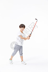 小男孩打高尔夫球背景图片
