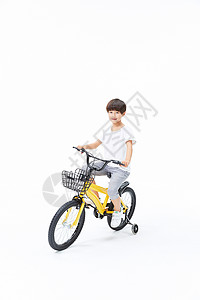 小男孩骑单车图片
