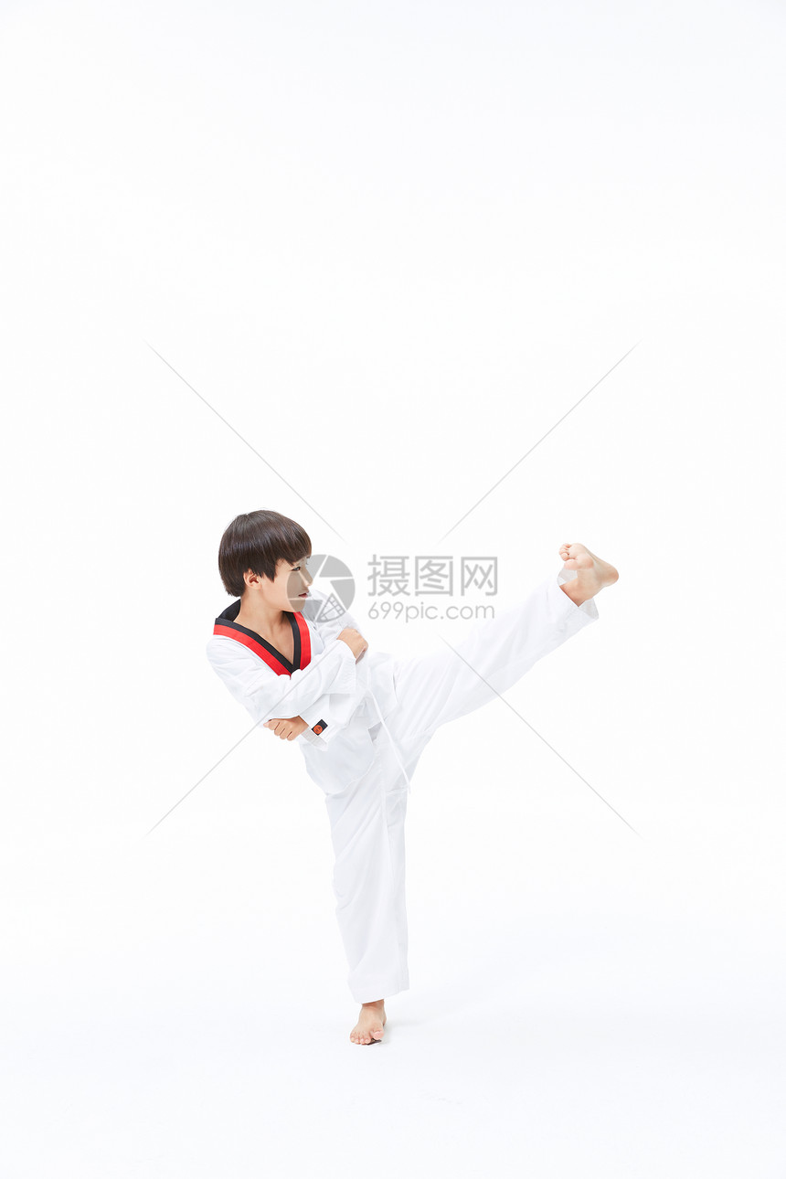 小男孩练跆拳道踢腿图片