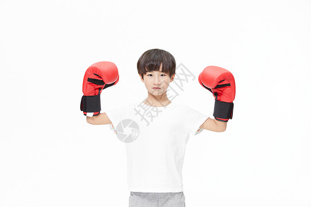 男孩子戴着拳击手套高清图片