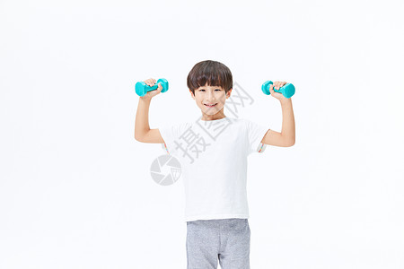 小男孩使用哑铃锻炼背景图片