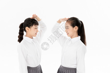 中学女生中学生好朋友比身高背景