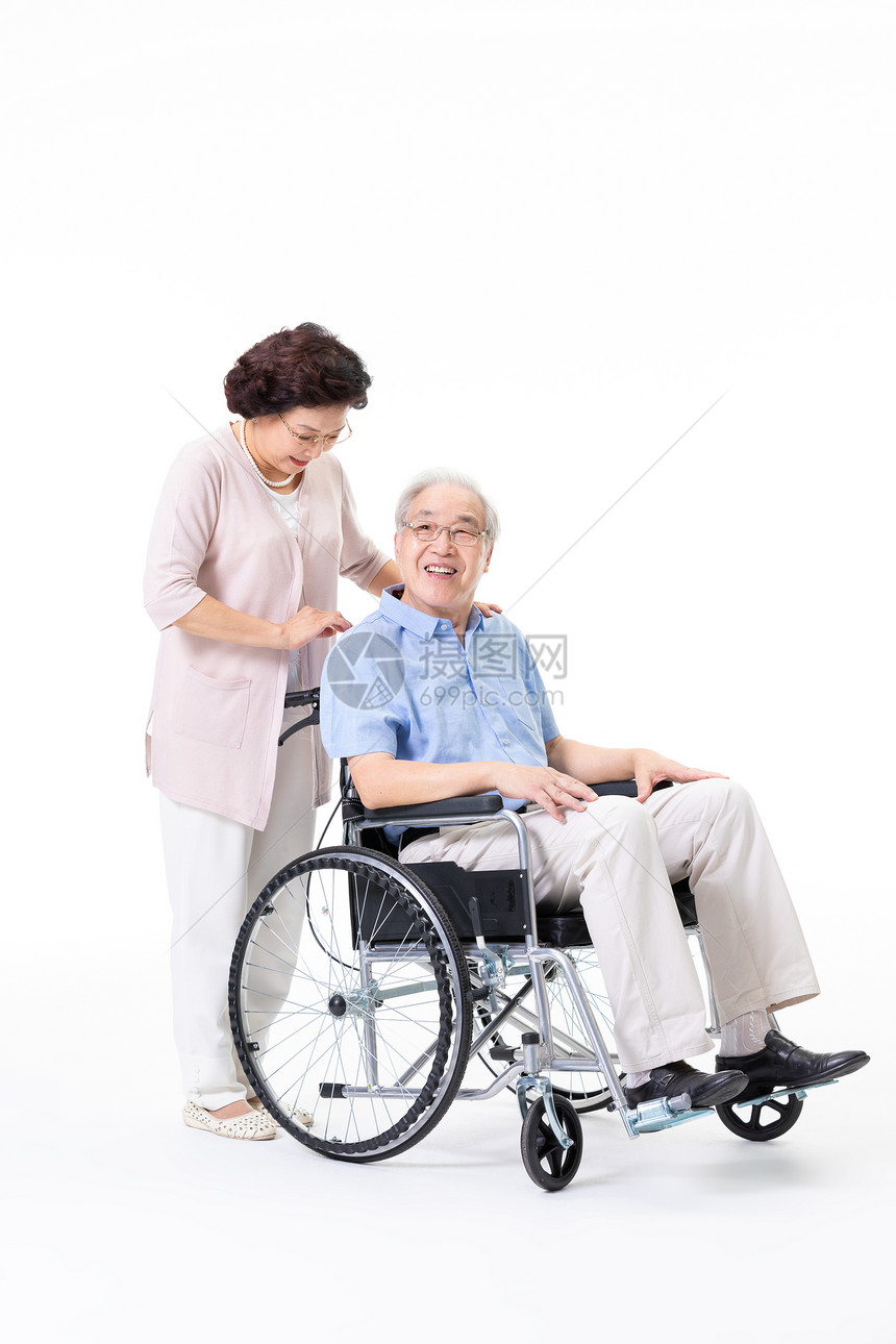 老年夫妇推轮椅图片