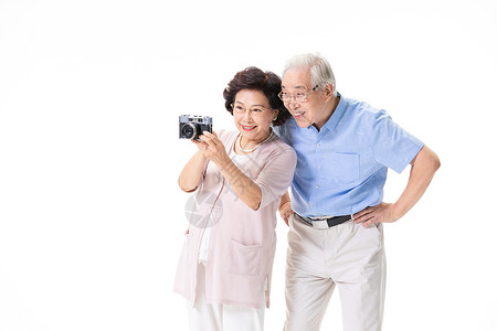 老年夫妇游玩拍照恩爱高清图片素材